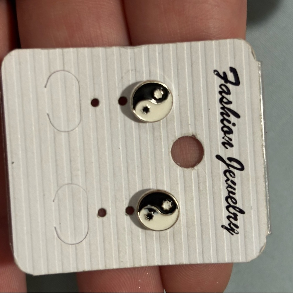 Stud earrings - Picture 6 of 16